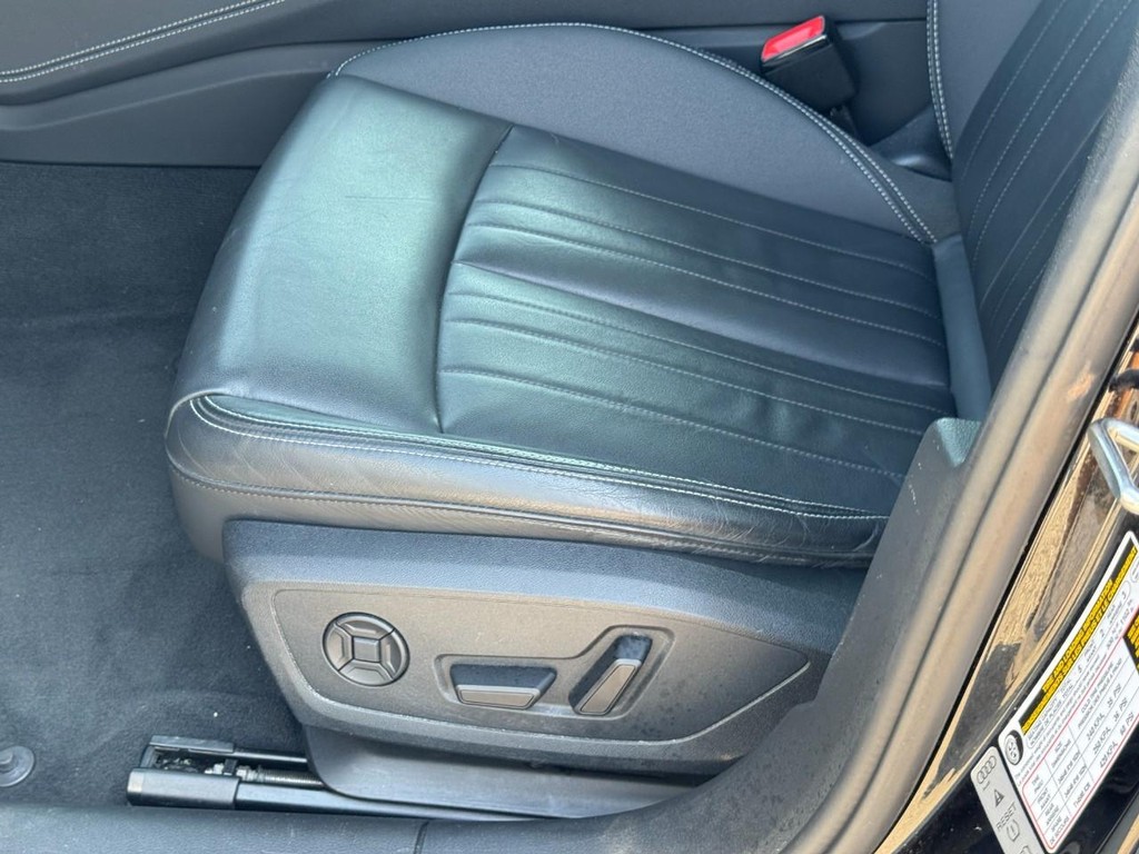 Audi A6 Sedan Vehicle Full-screen Gallery Image 17