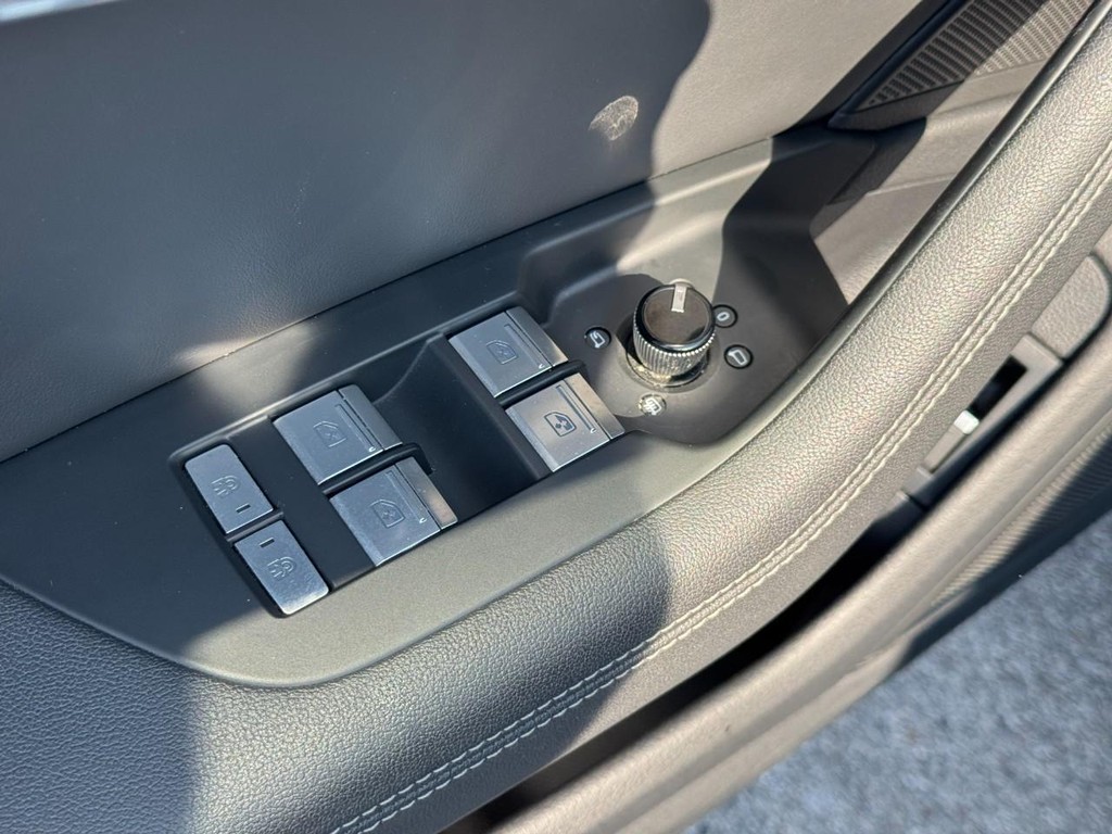 Audi A6 Sedan Vehicle Full-screen Gallery Image 18