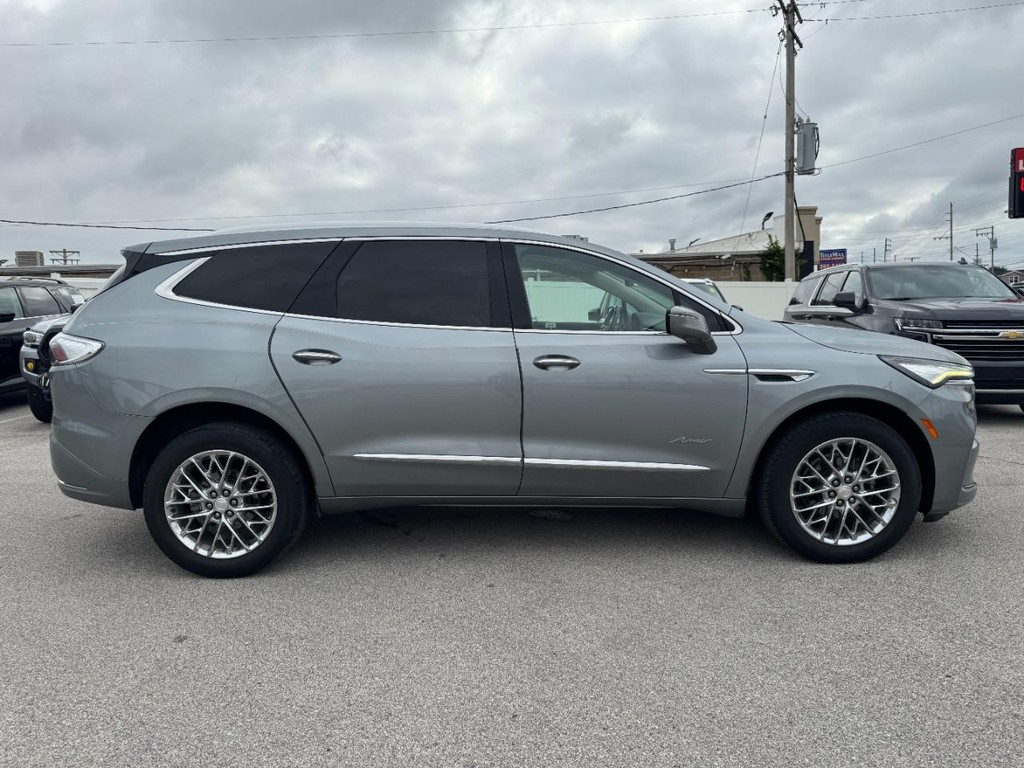 Buick Enclave Vehicle Full-screen Gallery Image 02
