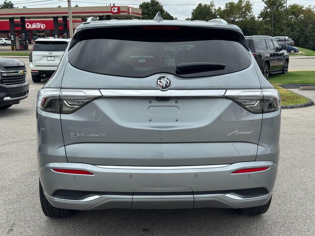 Buick Enclave Vehicle Full-screen Gallery Image 04