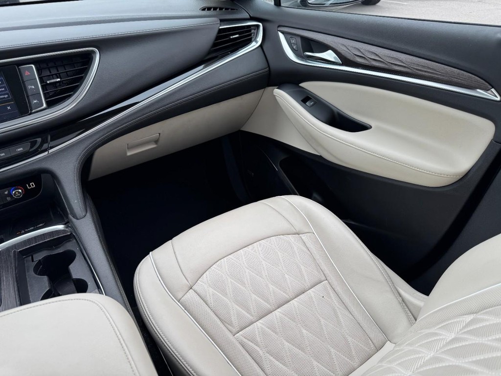 Buick Enclave Vehicle Full-screen Gallery Image 16