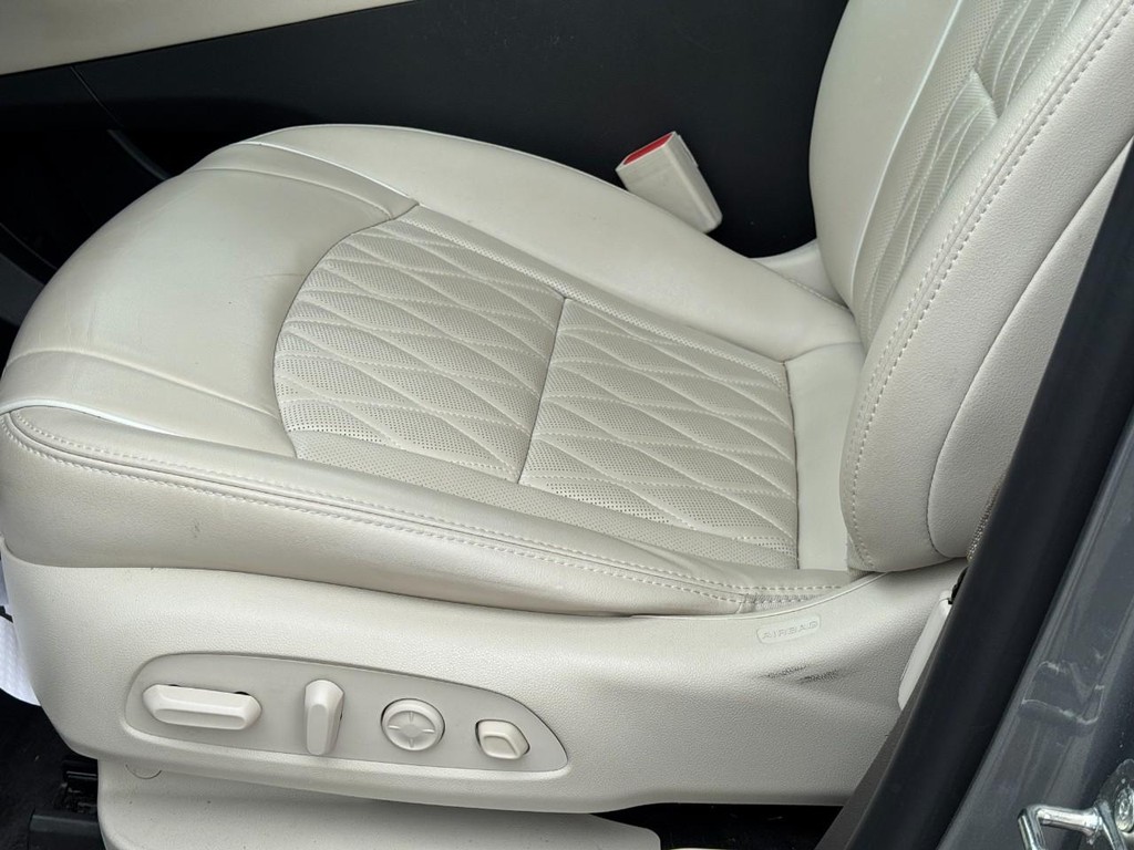Buick Enclave Vehicle Full-screen Gallery Image 17