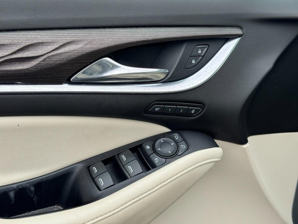 Buick Enclave Vehicle Full-screen Gallery Image 18