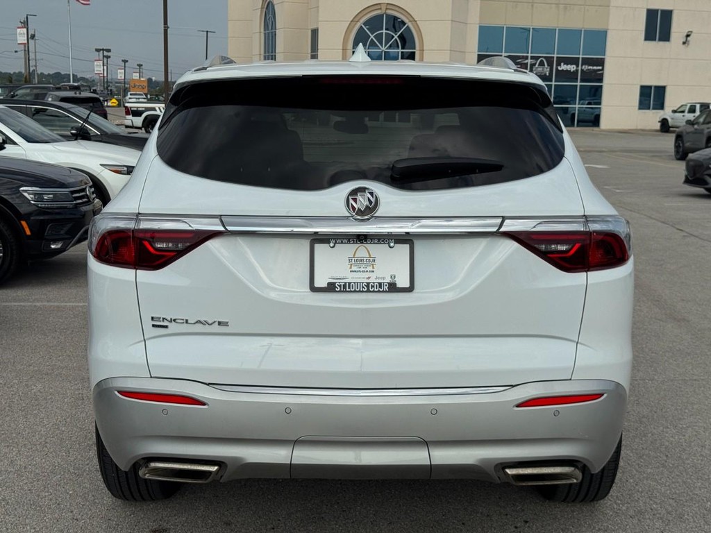 Buick Enclave Vehicle Full-screen Gallery Image 05