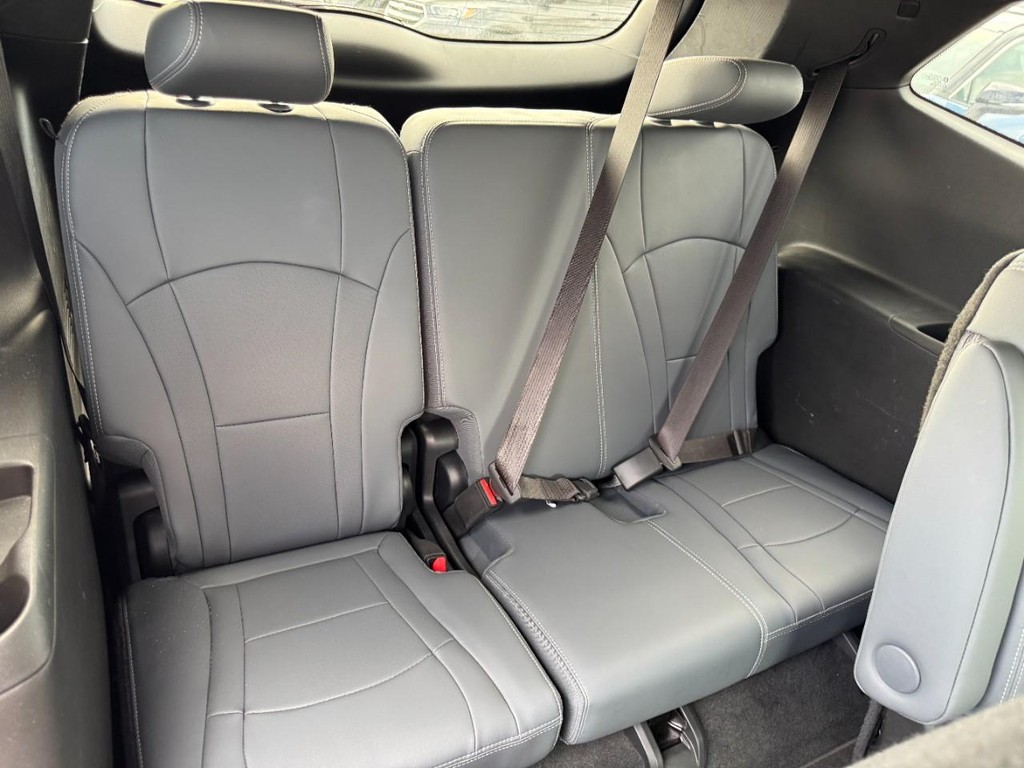 Buick Enclave Vehicle Full-screen Gallery Image 11