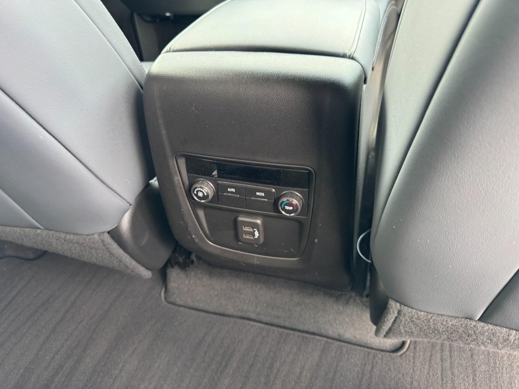 Buick Enclave Vehicle Full-screen Gallery Image 12
