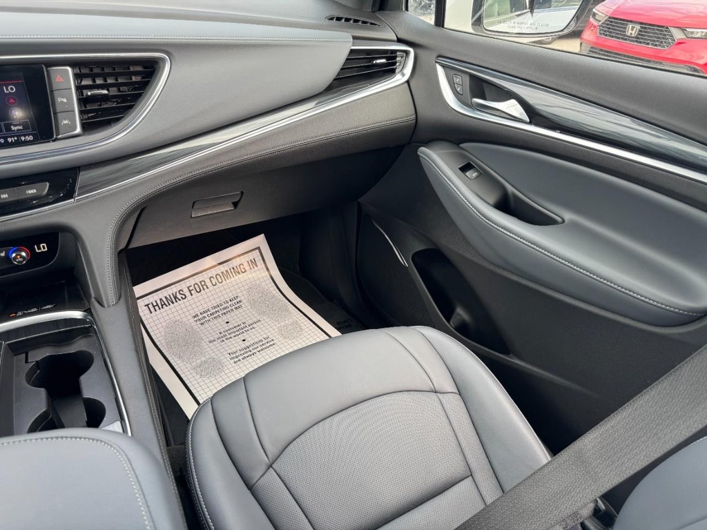 Buick Enclave Vehicle Full-screen Gallery Image 17