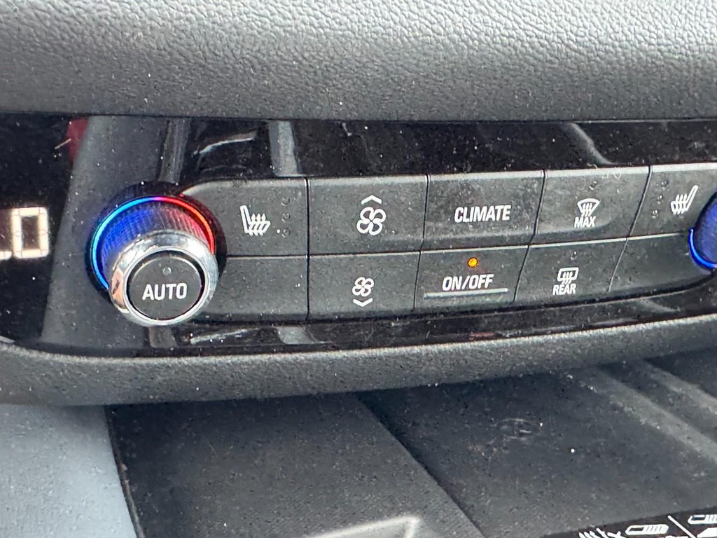 Buick Enclave Vehicle Full-screen Gallery Image 24