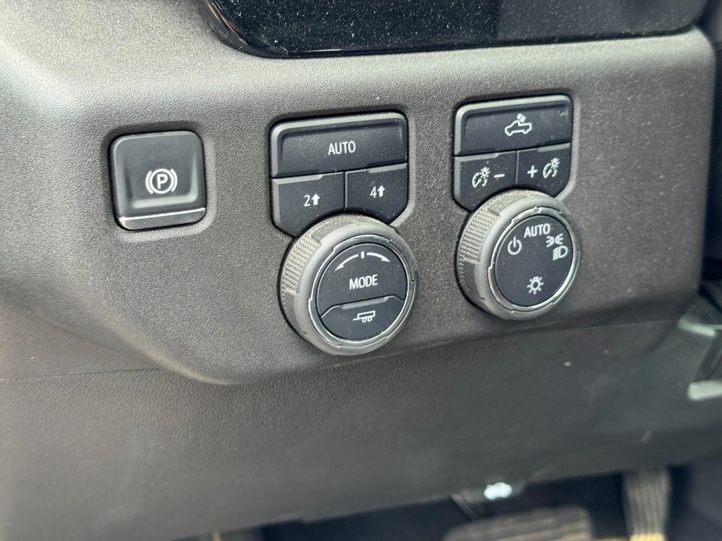 Chevrolet Silverado 1500 Vehicle Full-screen Gallery Image 18