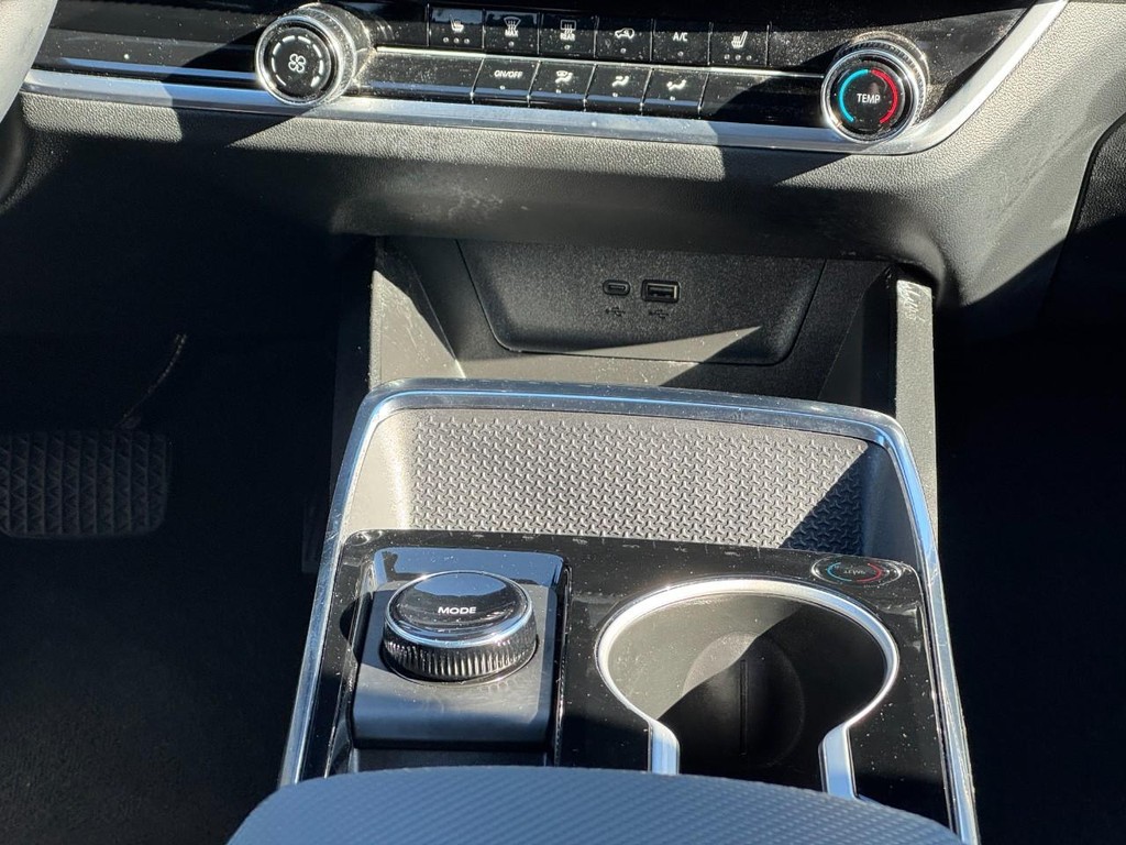 Chevrolet Equinox Vehicle Full-screen Gallery Image 14