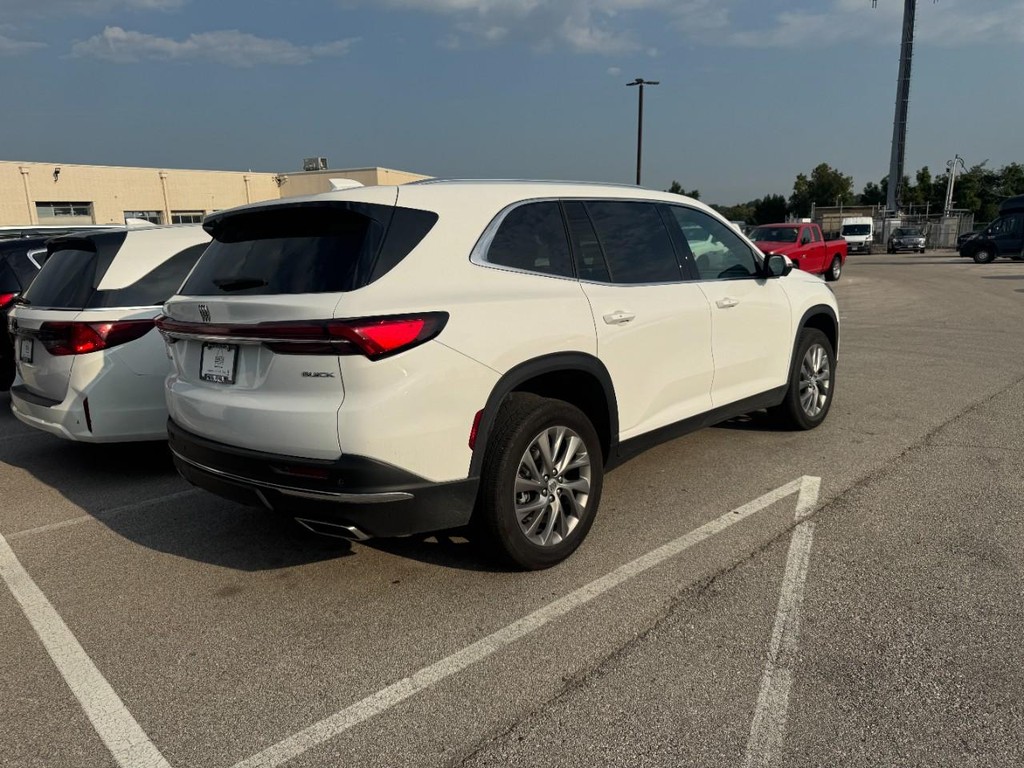 Buick Enclave Vehicle Full-screen Gallery Image 03
