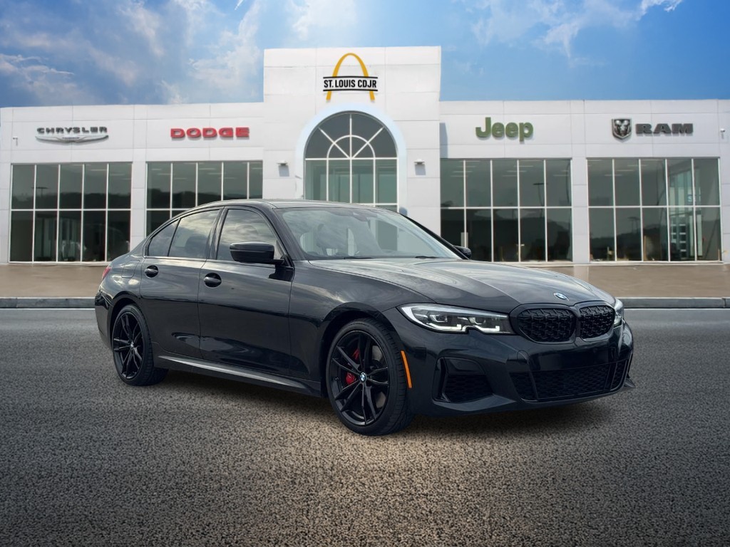 BMW 3 Series Vehicle Full-screen Gallery Image 01