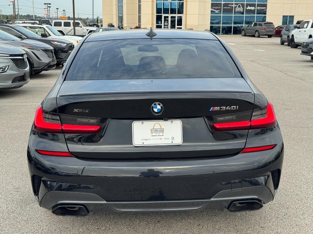 BMW 3 Series Vehicle Full-screen Gallery Image 04