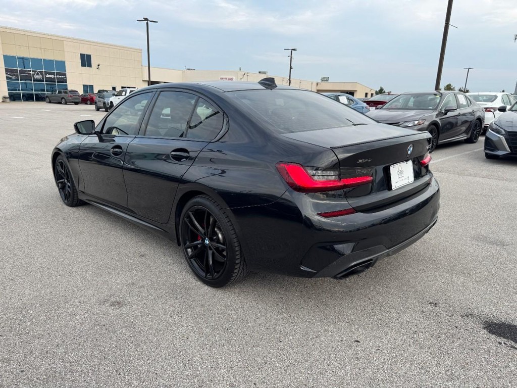 BMW 3 Series Vehicle Full-screen Gallery Image 06