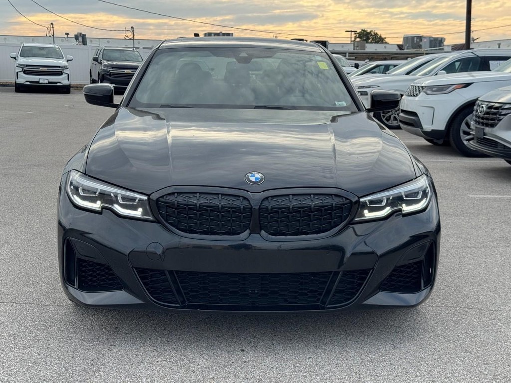 BMW 3 Series Vehicle Full-screen Gallery Image 09