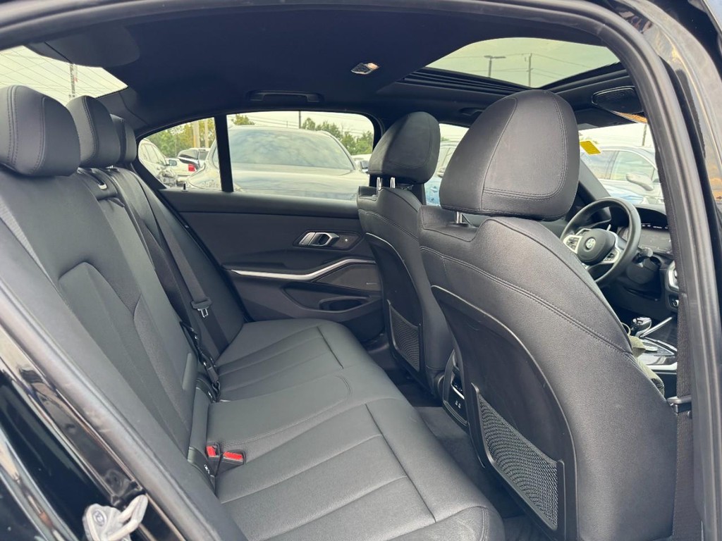 BMW 3 Series Vehicle Full-screen Gallery Image 10