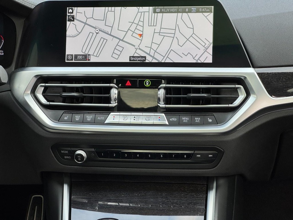 BMW 3 Series Vehicle Full-screen Gallery Image 13