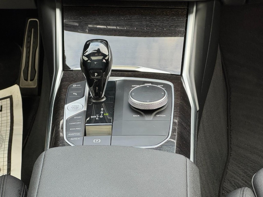 BMW 3 Series Vehicle Full-screen Gallery Image 14