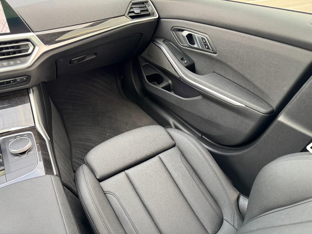 BMW 3 Series Vehicle Full-screen Gallery Image 15