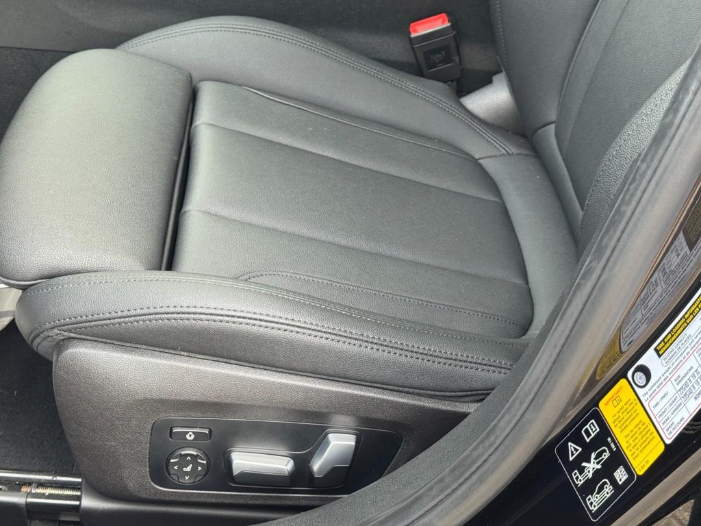 BMW 3 Series Vehicle Full-screen Gallery Image 16