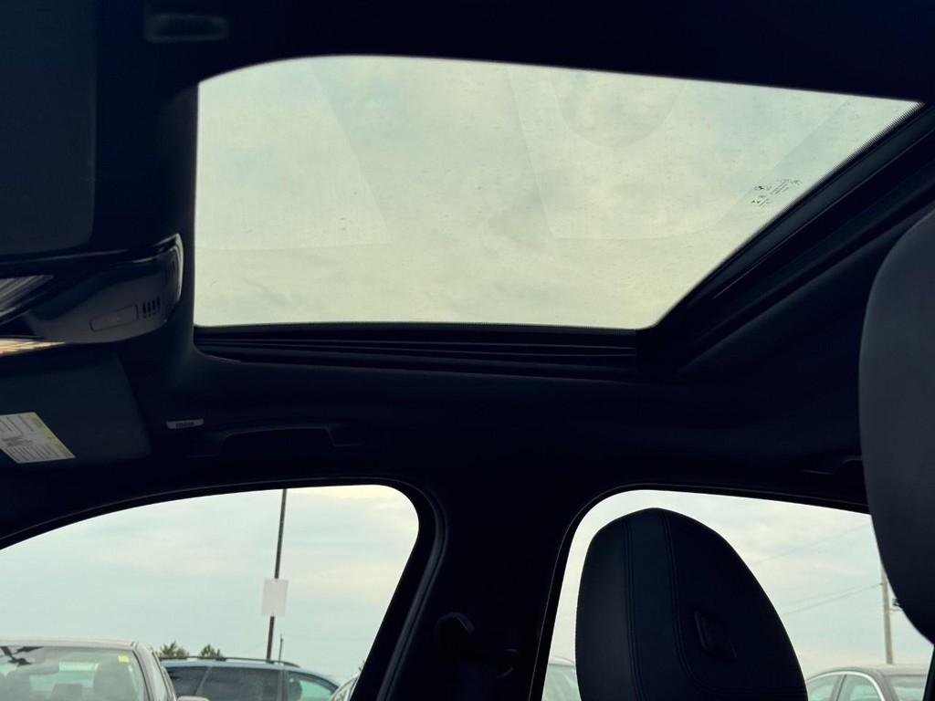 BMW 3 Series Vehicle Full-screen Gallery Image 17