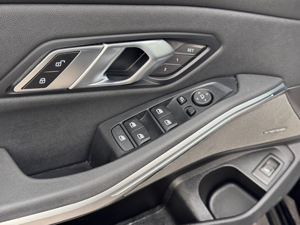 BMW 3 Series Vehicle Full-screen Gallery Image 18