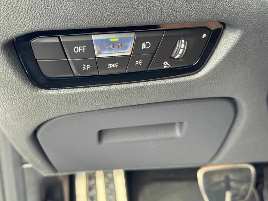 BMW 3 Series Vehicle Full-screen Gallery Image 19