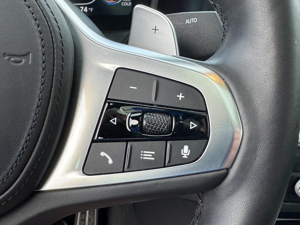 BMW 3 Series Vehicle Full-screen Gallery Image 21