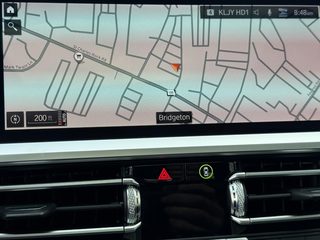 BMW 3 Series Vehicle Full-screen Gallery Image 23