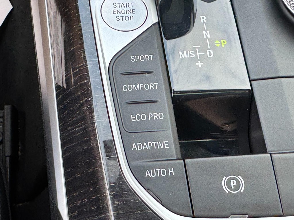 BMW 3 Series Vehicle Full-screen Gallery Image 24