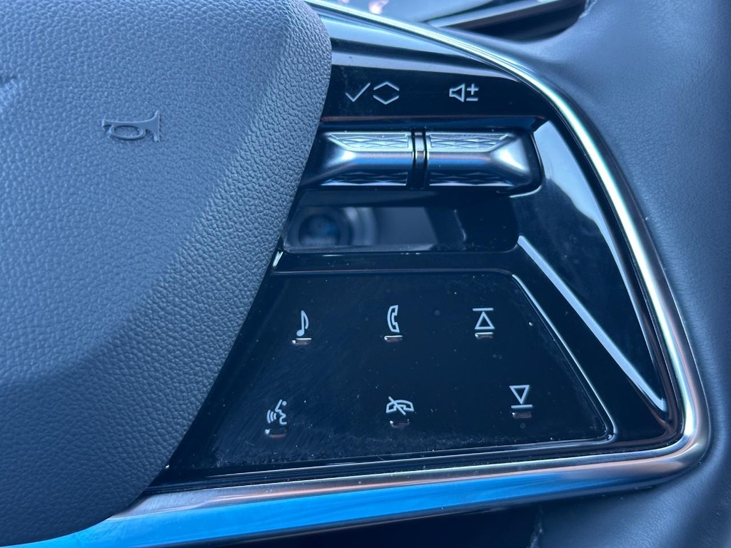 Cadillac LYRIQ Vehicle Full-screen Gallery Image 15