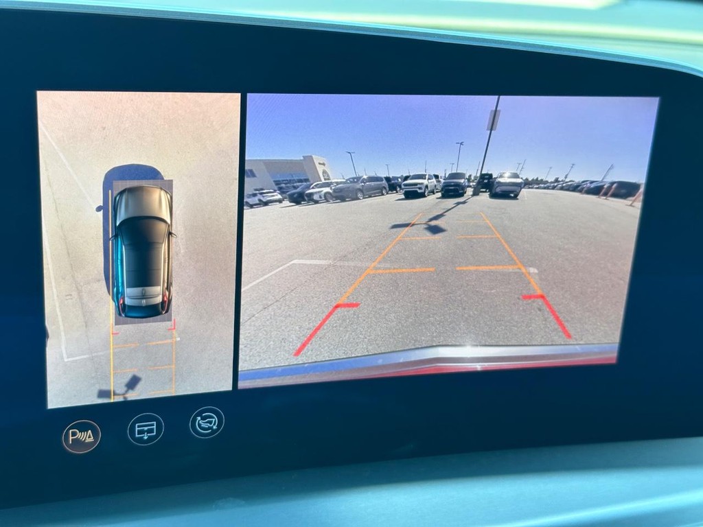Cadillac LYRIQ Vehicle Full-screen Gallery Image 18