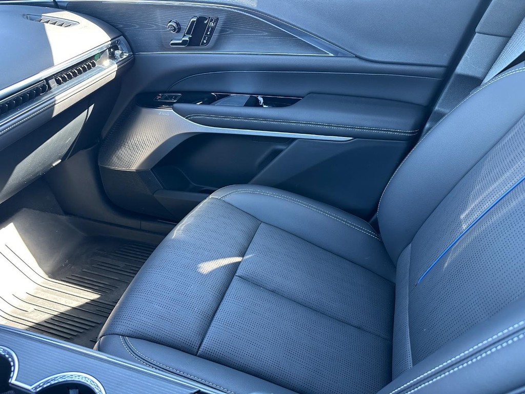 Cadillac LYRIQ Vehicle Full-screen Gallery Image 21