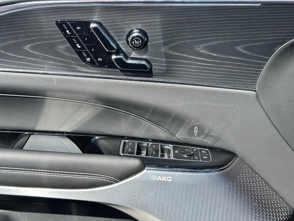 Cadillac LYRIQ Vehicle Full-screen Gallery Image 25
