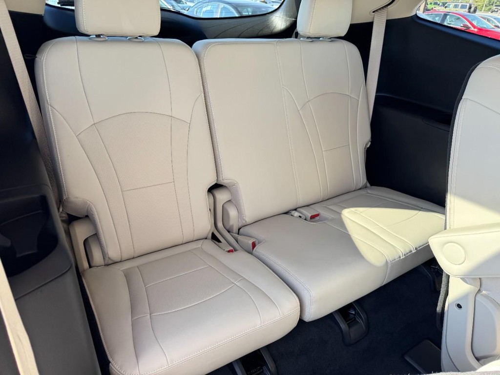 Buick Enclave Vehicle Full-screen Gallery Image 11