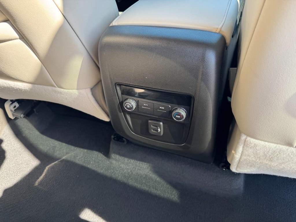 Buick Enclave Vehicle Full-screen Gallery Image 12