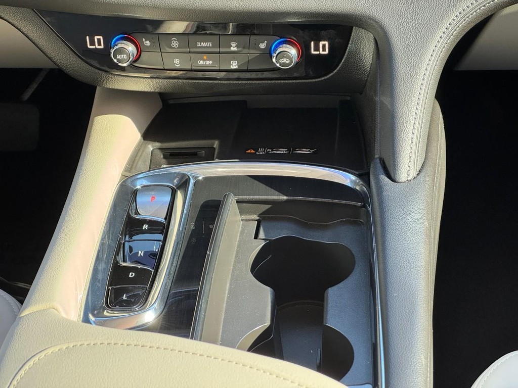 Buick Enclave Vehicle Full-screen Gallery Image 16