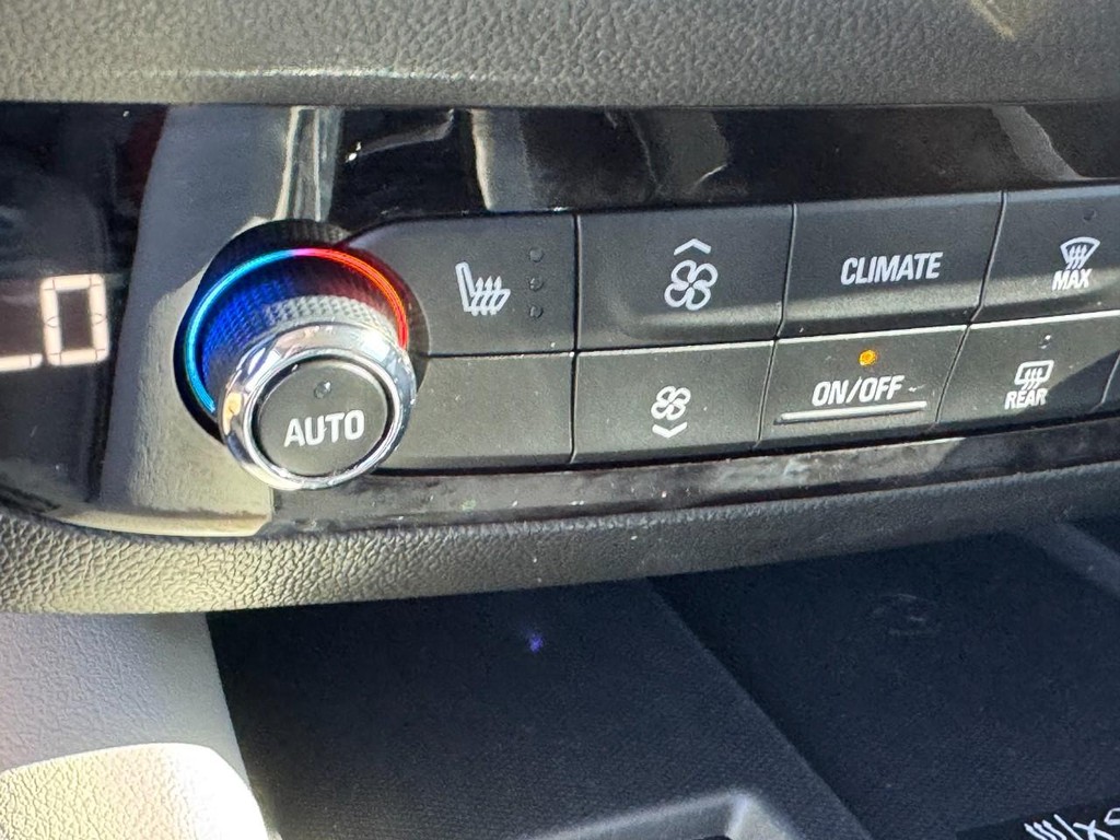 Buick Enclave Vehicle Full-screen Gallery Image 22