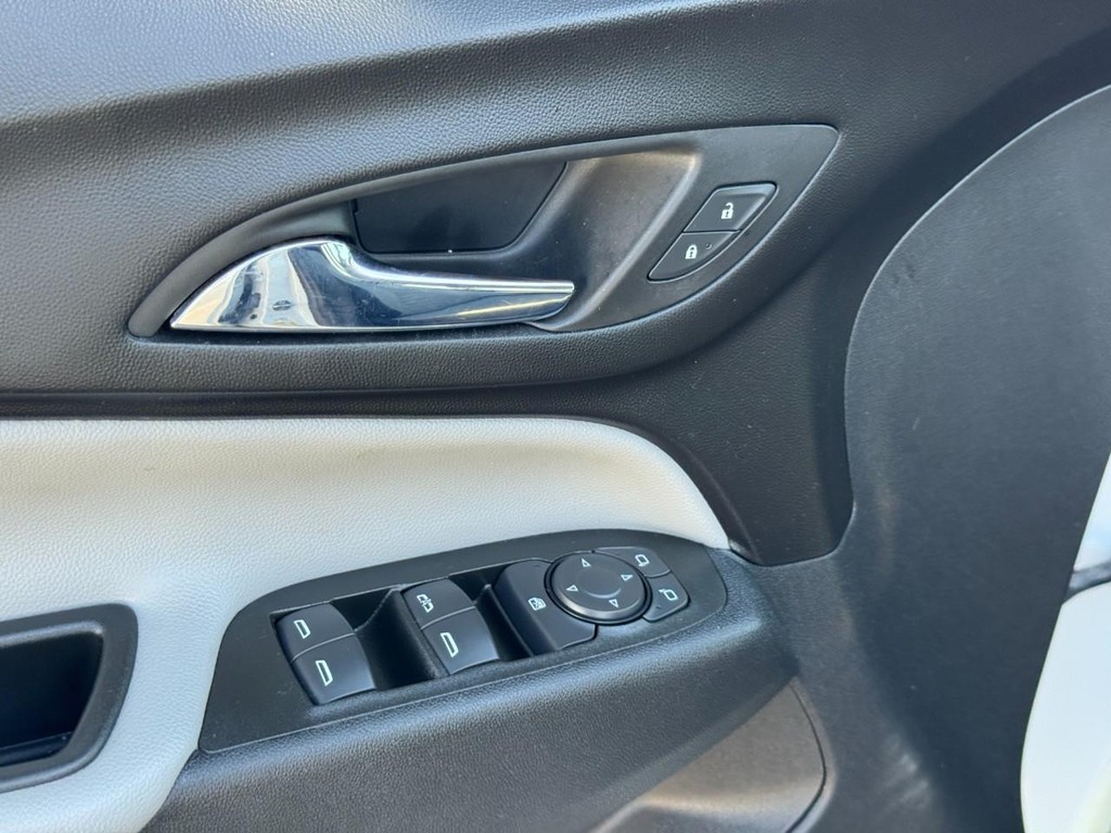 Chevrolet Equinox Vehicle Full-screen Gallery Image 17