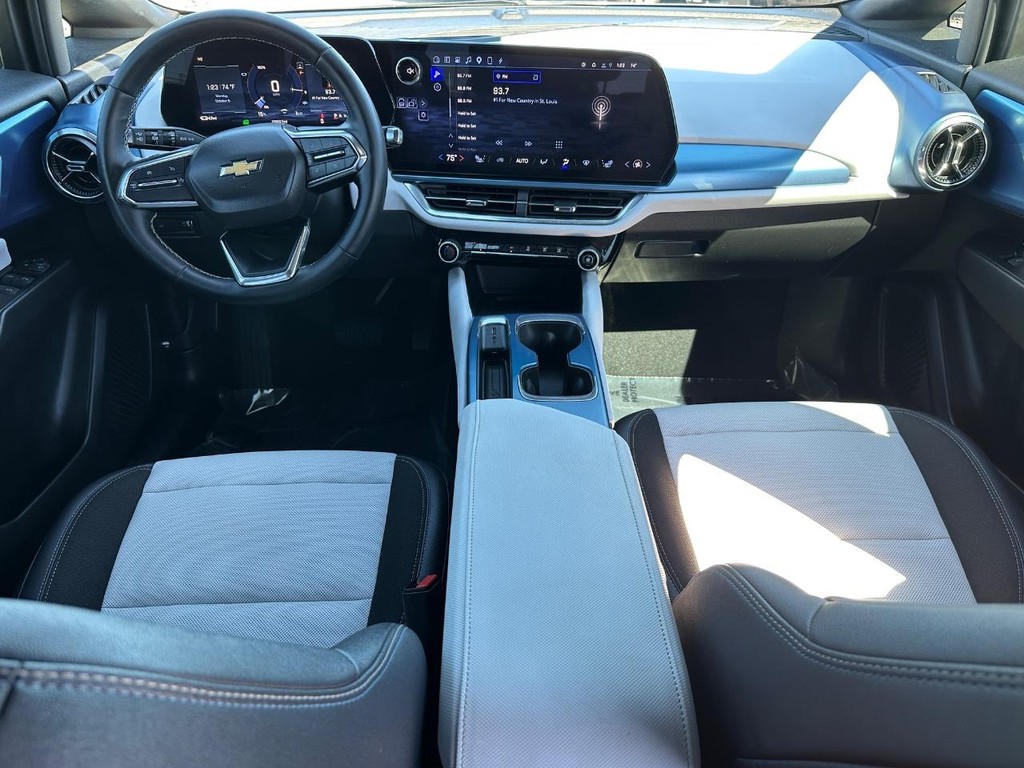 Chevrolet Equinox EV Vehicle Full-screen Gallery Image 11