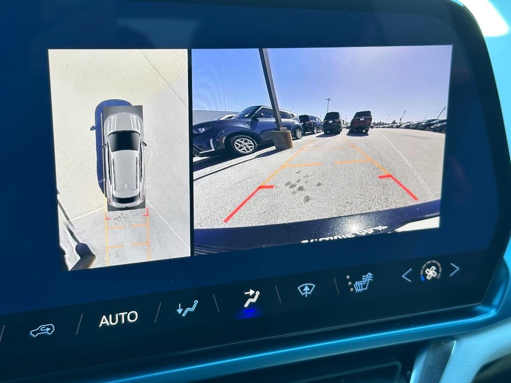 Chevrolet Equinox EV Vehicle Full-screen Gallery Image 16