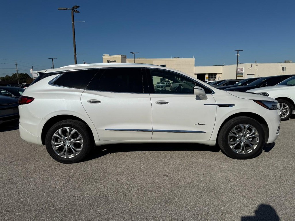 Buick Enclave Vehicle Full-screen Gallery Image 02
