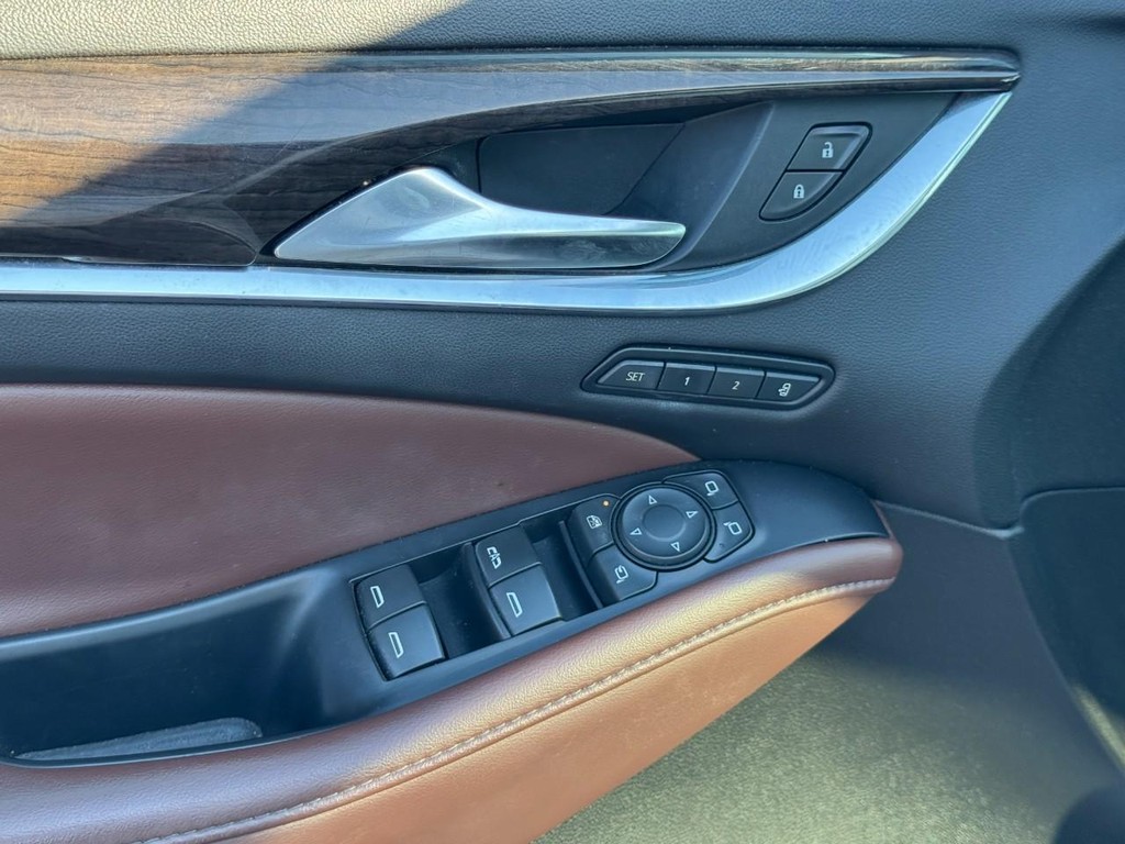 Buick Enclave Vehicle Full-screen Gallery Image 18