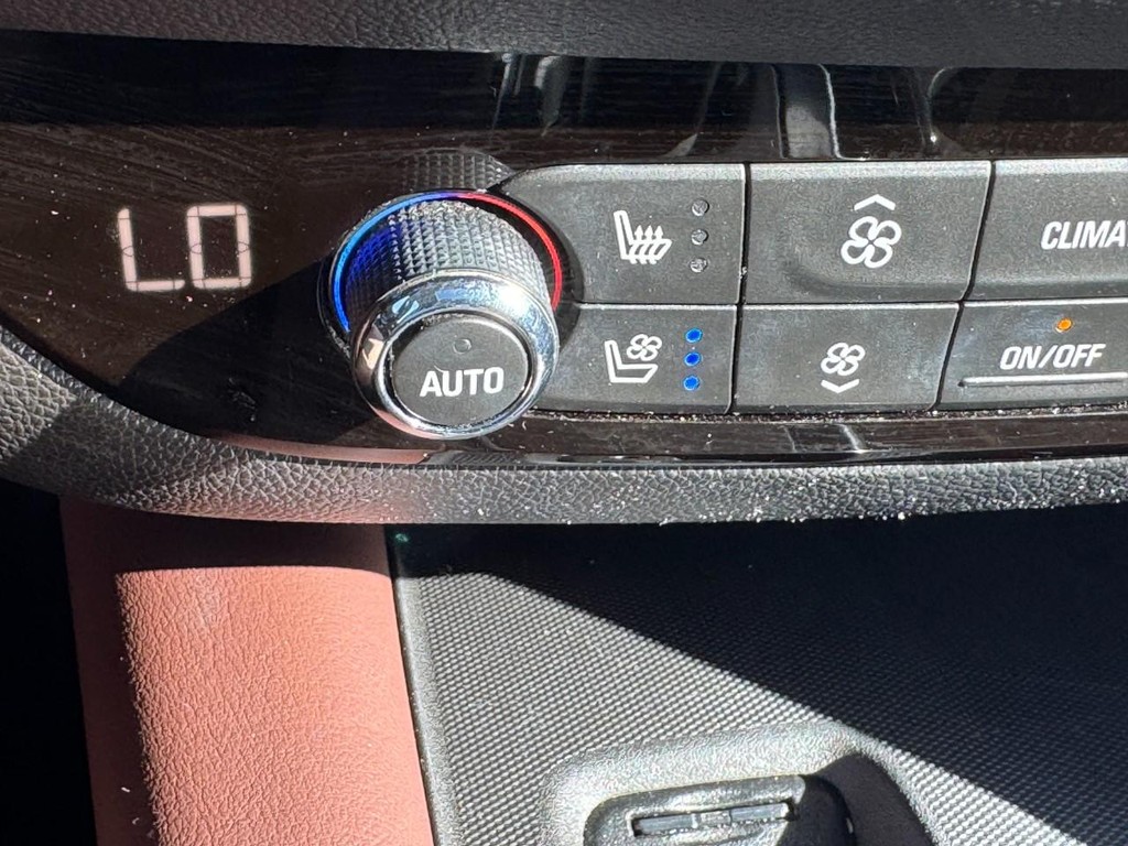 Buick Enclave Vehicle Full-screen Gallery Image 25
