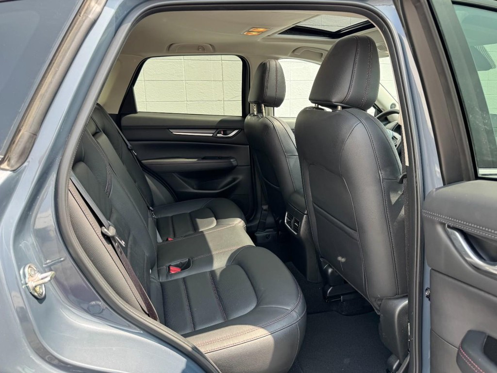 Mazda CX-5 Vehicle Full-screen Gallery Image 10