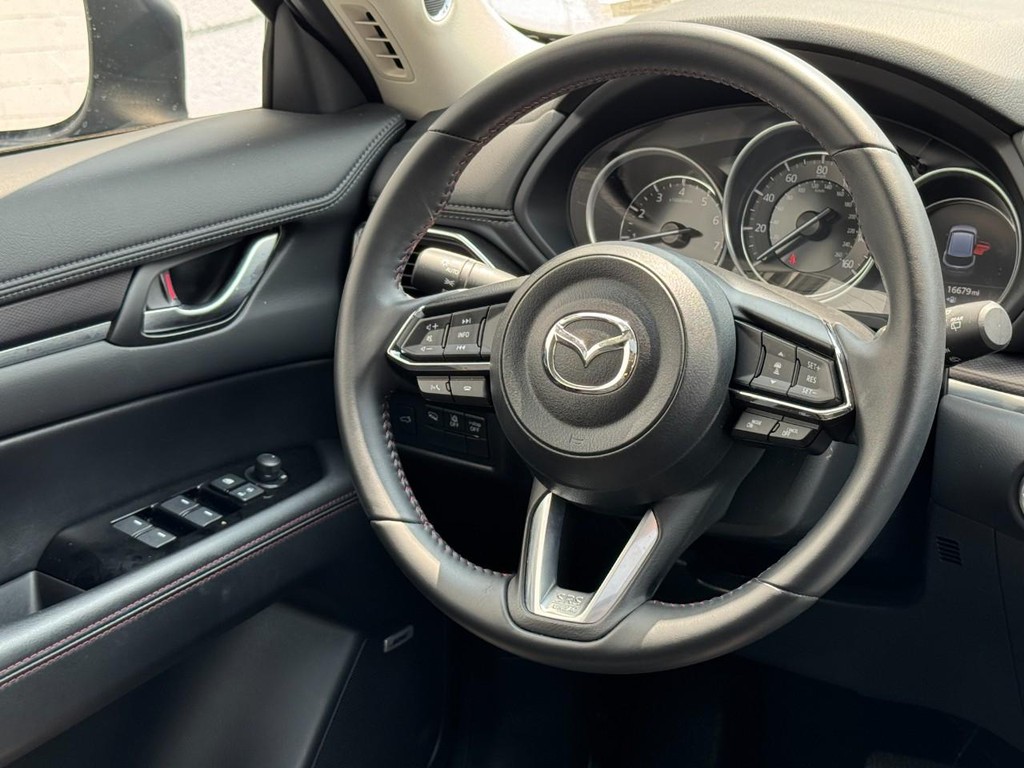 Mazda CX-5 Vehicle Full-screen Gallery Image 12