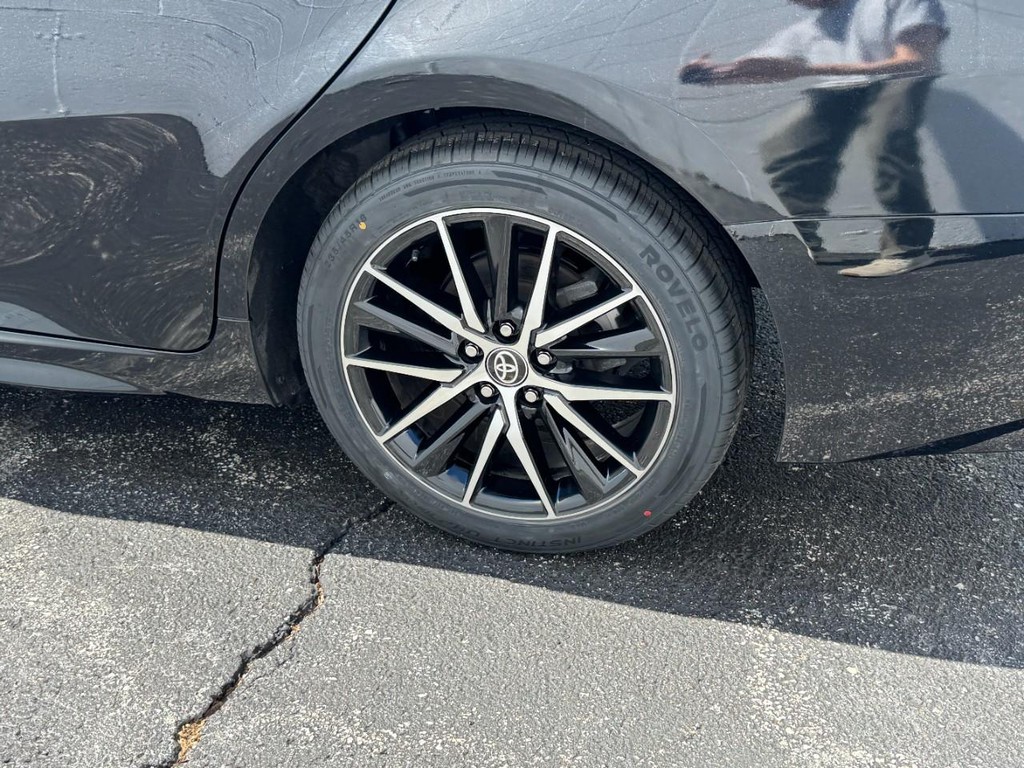 Toyota Camry Vehicle Full-screen Gallery Image 05