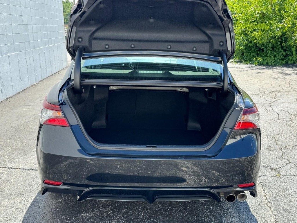 Toyota Camry Vehicle Full-screen Gallery Image 08