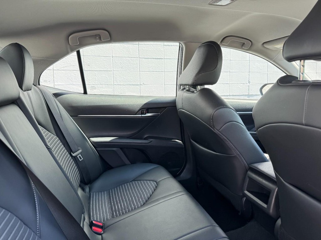 Toyota Camry Vehicle Full-screen Gallery Image 10