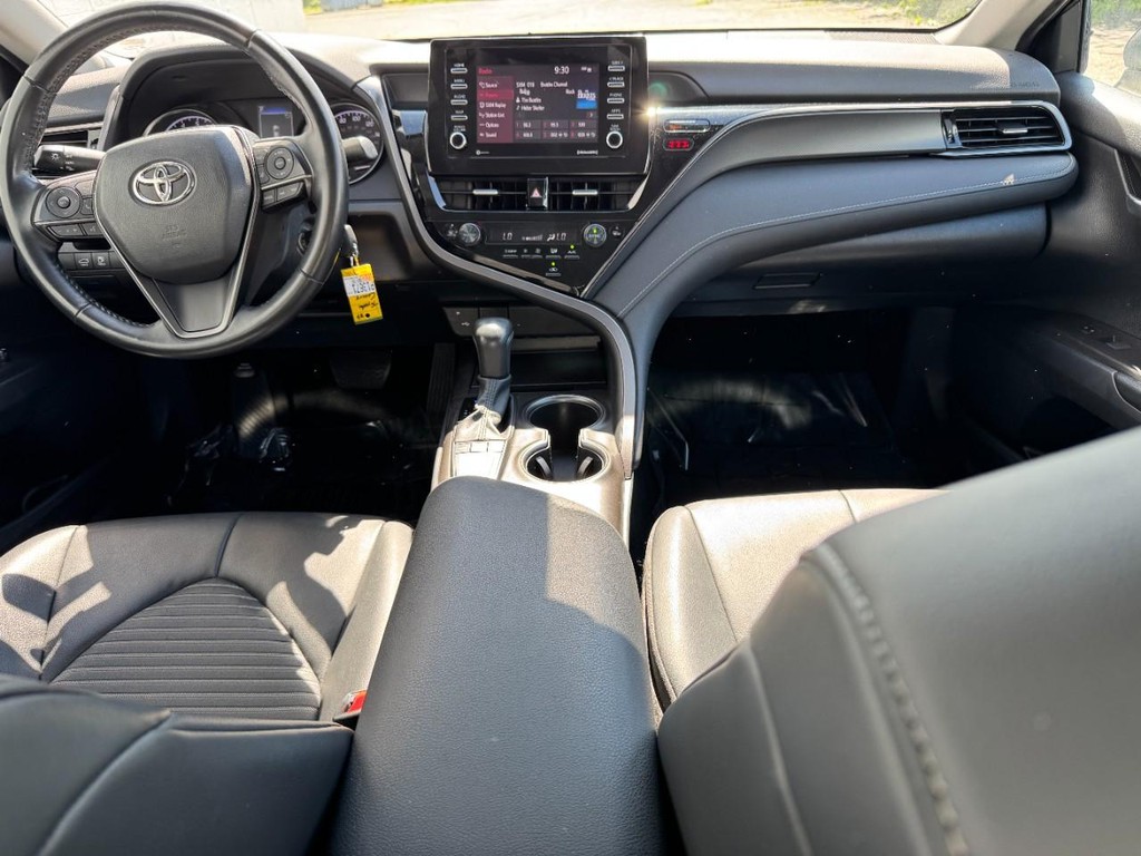 Toyota Camry Vehicle Full-screen Gallery Image 11